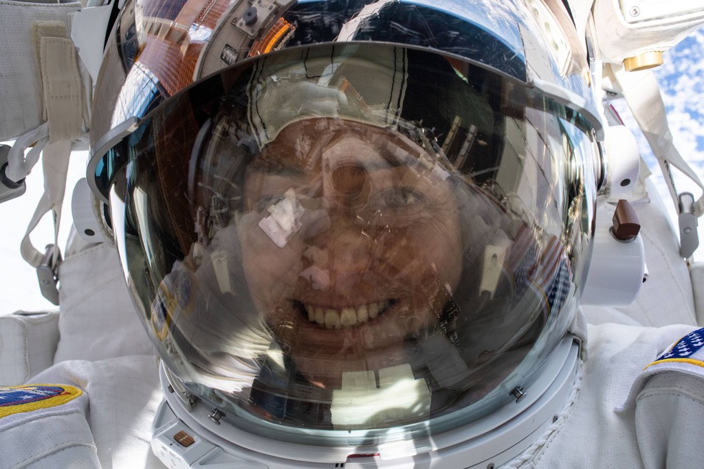 Astronot AS Nicole Mann melakukan selfie ketika melakukan spacewalk di ISS,